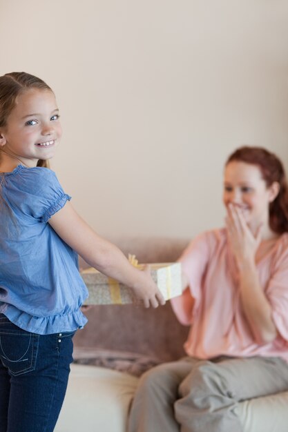 Niña dando un regalo a su madre