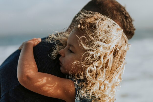 Niña dándole un abrazo a su papá