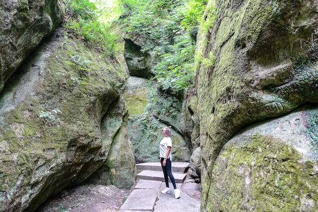 La niña en Dante Gorge se encuentra en un parque turístico en las afueras de la ciudad de Goryachy Klyuch Rusia 2021