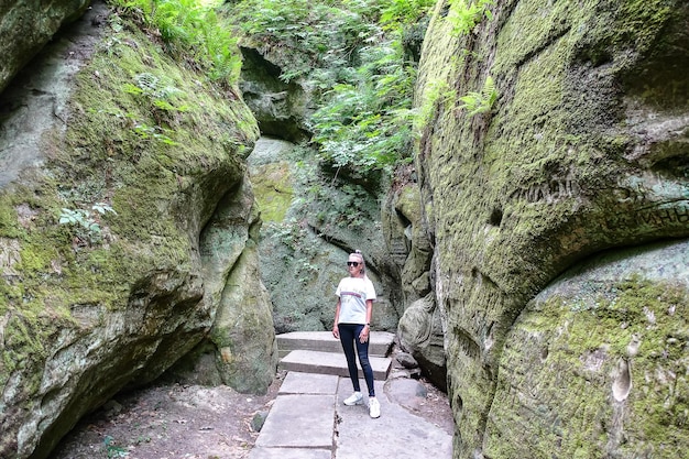 La niña en Dante Gorge se encuentra en un parque turístico en las afueras de la ciudad de Goryachy Klyuch Rusia 2021