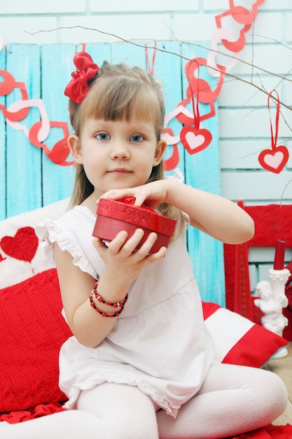 Niña en la decoración festiva para el día de San Valentín