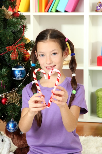 Niña decorando el árbol de navidad