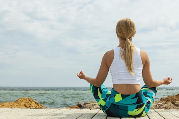 La niña se dedica a la meditación en la naturaleza.