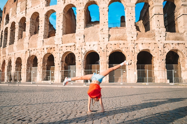 Niña delante del Coliseo en Roma, Italia