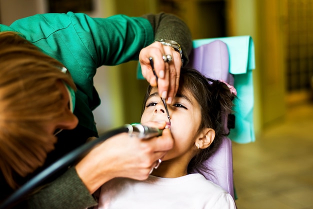 Niña en el dentista