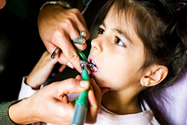 Niña en el dentista