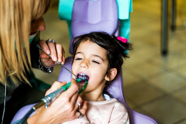 Niña en el dentista