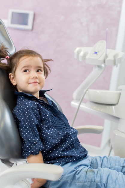 Niña en el dentista