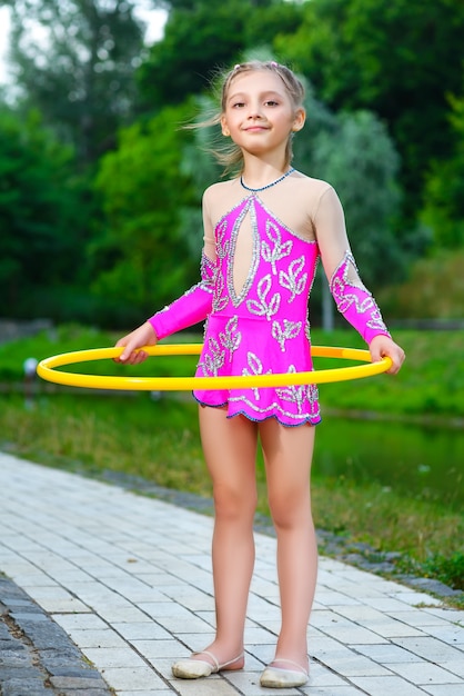 niña deportiva haciendo ejercicio con hula hoop