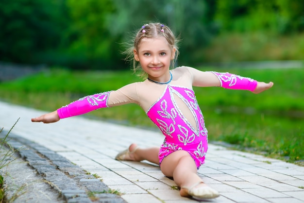 niña deportiva haciendo ejercicio en el parque