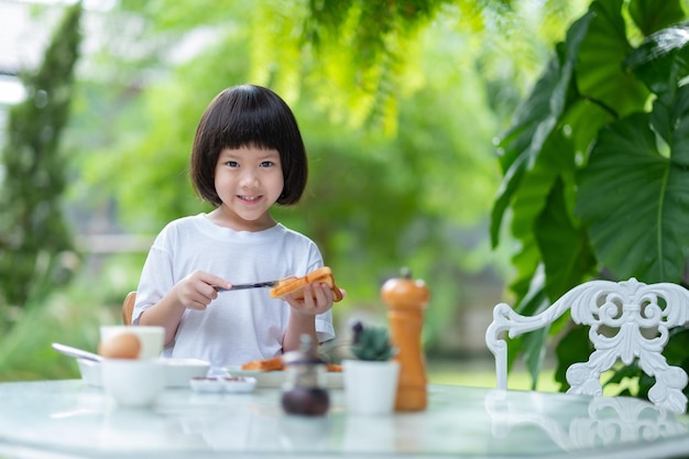 Niña desayuna feliz timexA