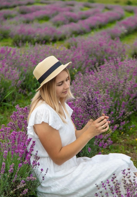 la niña descansa en un campo de lavanda Naturaleza de enfoque selectivo