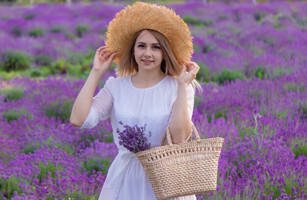 La niña descansa en el campo de lavanda.