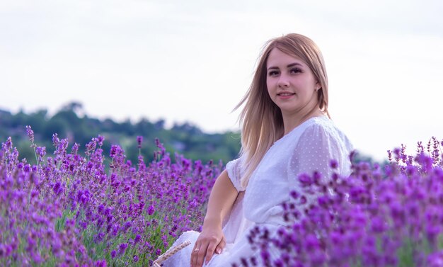 La niña descansa en el campo de lavanda.