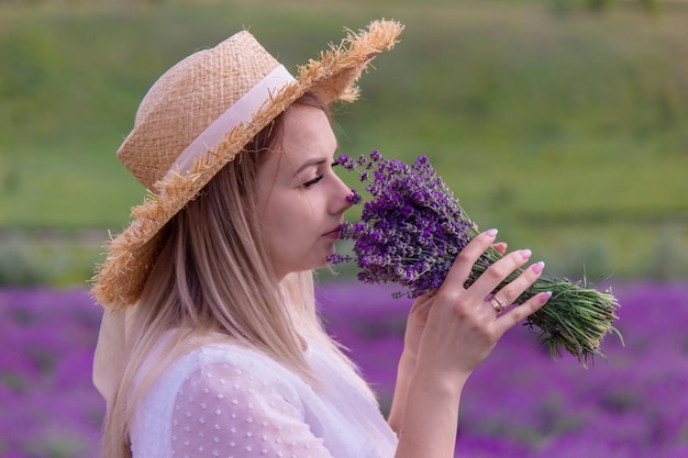 La niña descansa en el campo de lavanda.