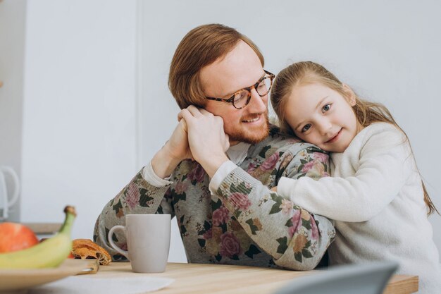 La niña desea a papá feliz el día de padre.