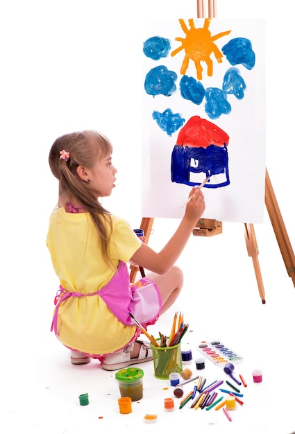 Niña dibuja una casa y el sol artista niño niña pintando sobre fondo blanco