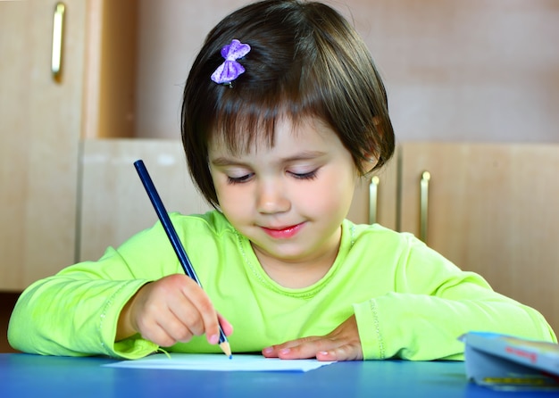 Niña dibuja con crayones