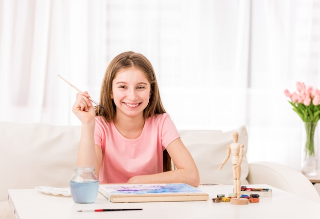 Niña dibujando desde la figura con pintura