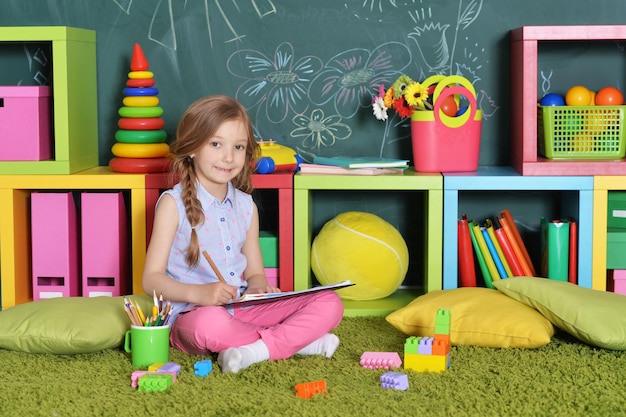 Niña dibujando con lápices