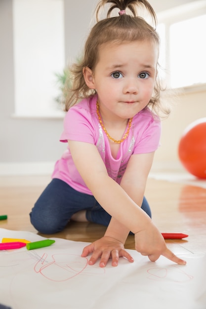 Niña dibujando en la sala de estar