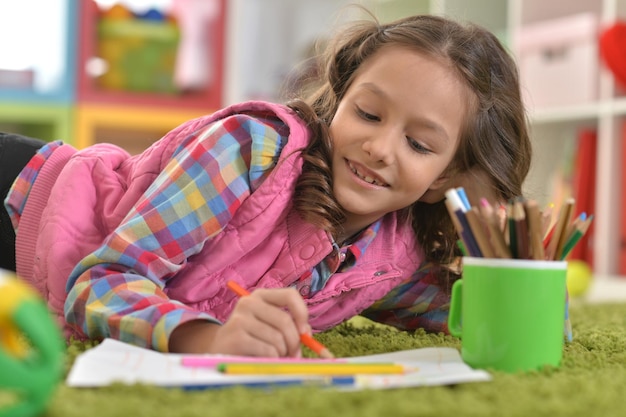 Niña dibujando en su habitación