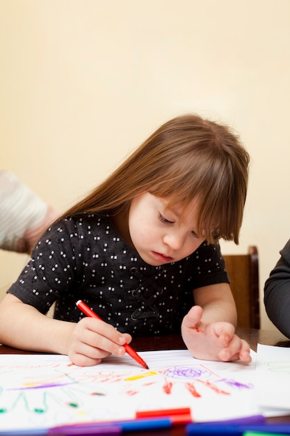 Niña con dibujo de síndrome de down