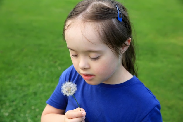 Niña con diente de león