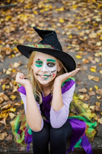 Foto una niña con un disfraz de bruja para halloween.