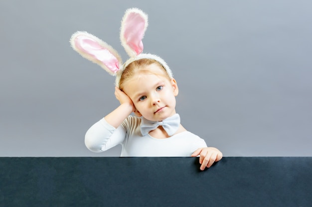 Foto niña en un disfraz de conejo blanco