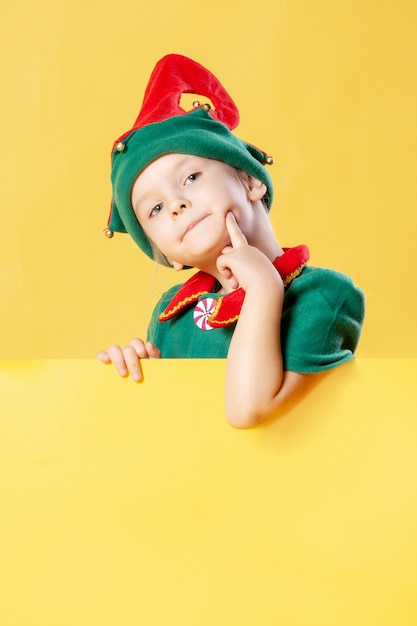 Niña con un disfraz de elfo navideño