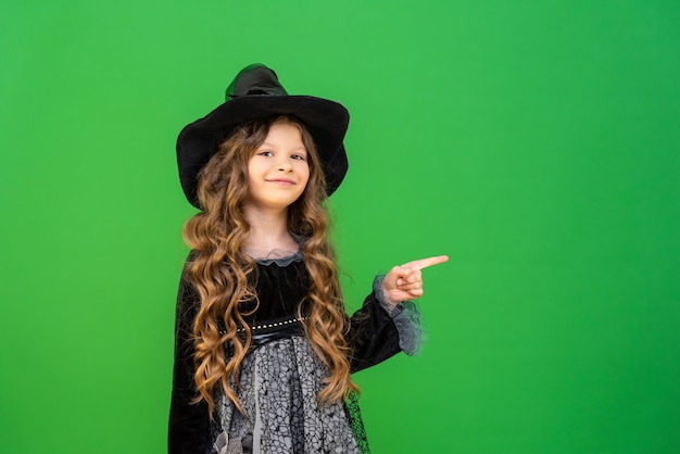 Una niña disfrazada de mago Una hechicera positiva se regocija con la llegada de la fiesta de Halloween Una niña disfrazada de bruja