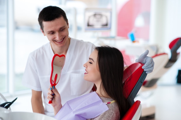 Foto la niña disfruta del excelente trabajo del dentista.