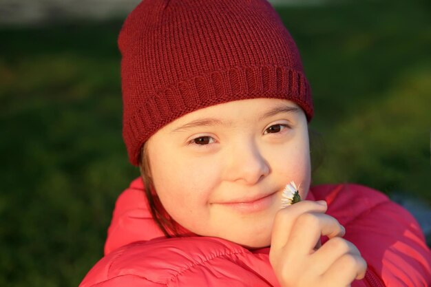 Niña disfruta con flor