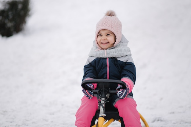 Niña disfruta de un paseo en trineo