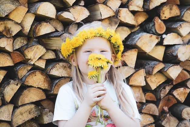 Niña disfruta de las vacaciones en el campo Flores de diente de león florecientes