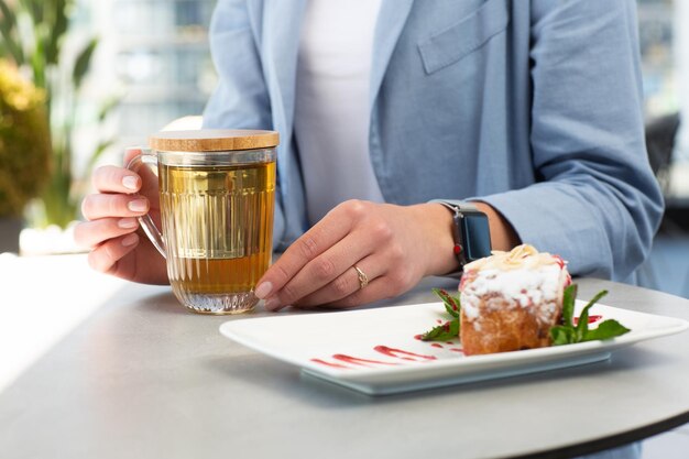 Niña disfrutando del strudel austriaco tradicional casero con cerezas o bayas rojas y azúcar en polvo con una taza de té. Menú para cafetería. fondo brillante