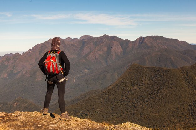 Niña disfrutando de la vista desde la cima de la montaña