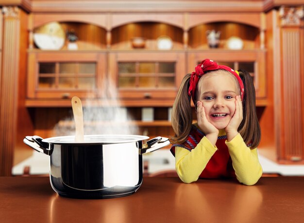 Niña divertida cocinando en casa