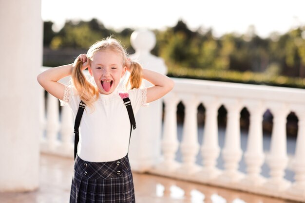 Niña divertida divirtiéndose al aire libre