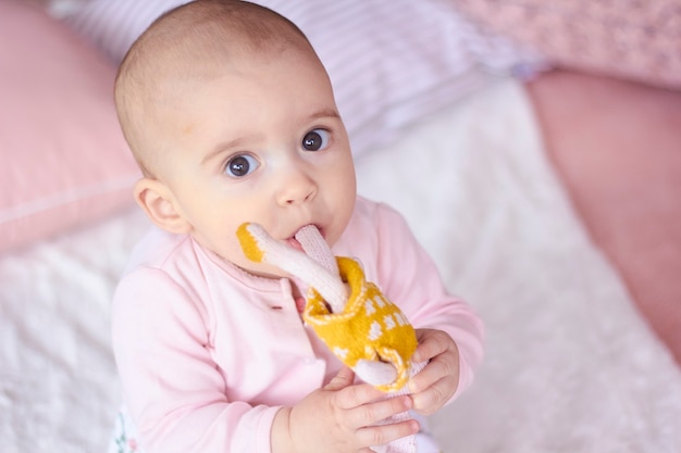 Niña divertida en interior moderno brillante rosa. Concepto del día de la madre