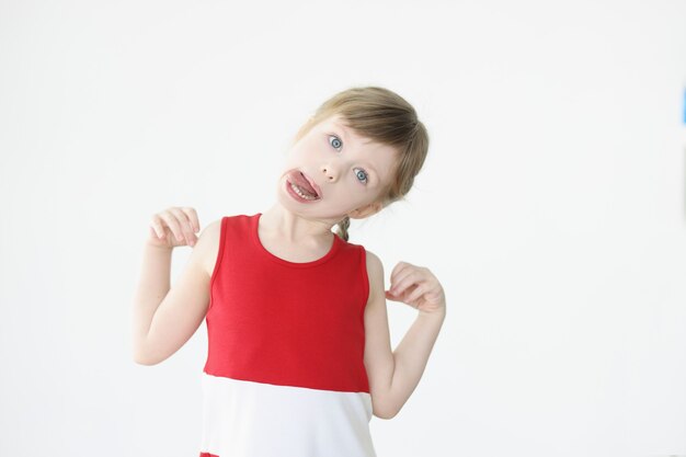 Niña divertida jugando y mostrando la lengua