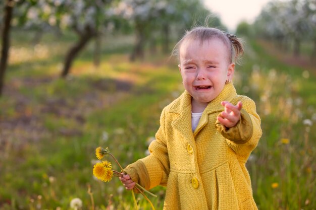 Niña divertida llorando en un paseo