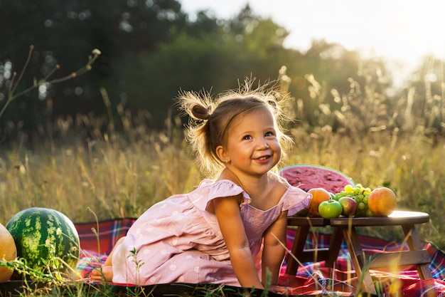 Niña divertida en un picnic de verano