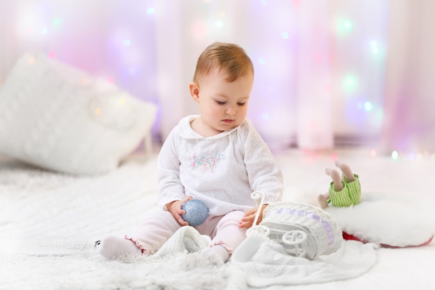 Niña divertida en el salón de Navidad