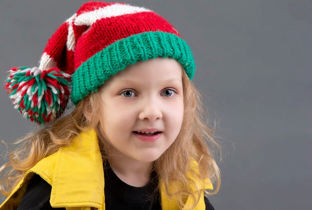 Niña divertida con un sombrero de Navidad. Retrato de un niño alegre y feliz.