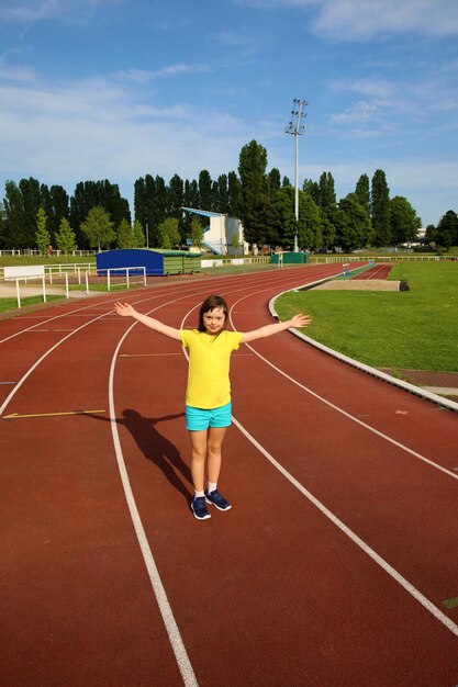 La niña se divierte en el estadio