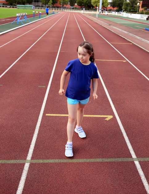 La niña se divierte en el estadio