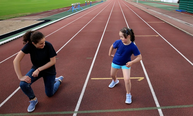 Foto la niña se divierte en el estadio