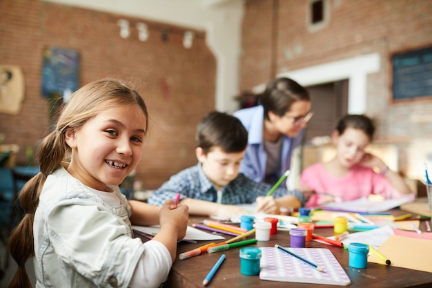 Niña divirtiéndose en clase de arte